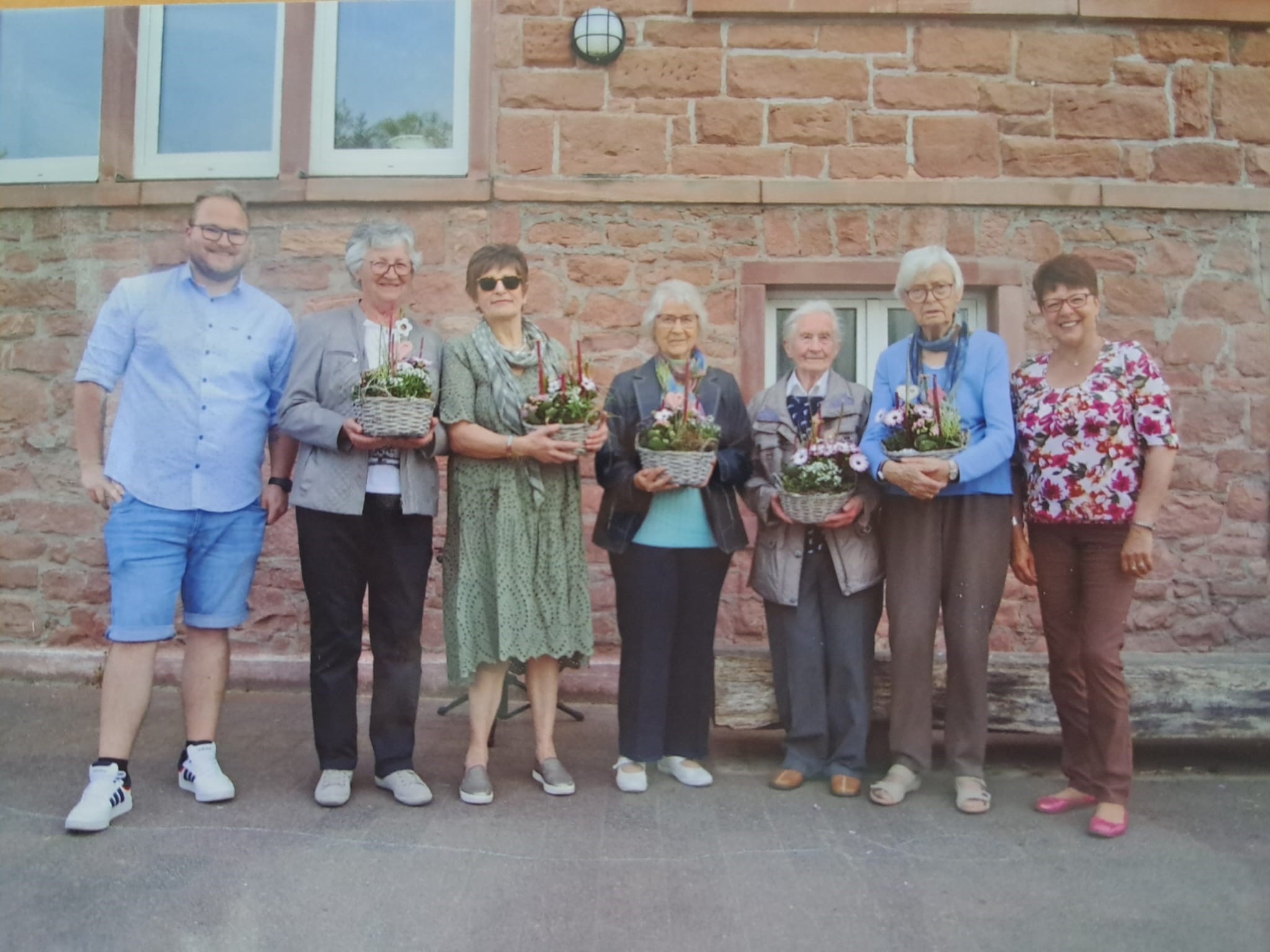  Kindergartenleiter Daniel Heidemann, Dora Büttner, Doris Aull, Herma Glaab, Ilse Röll, Gerlinde Kaiser und Bürgermeisterin Angelika Krebs 